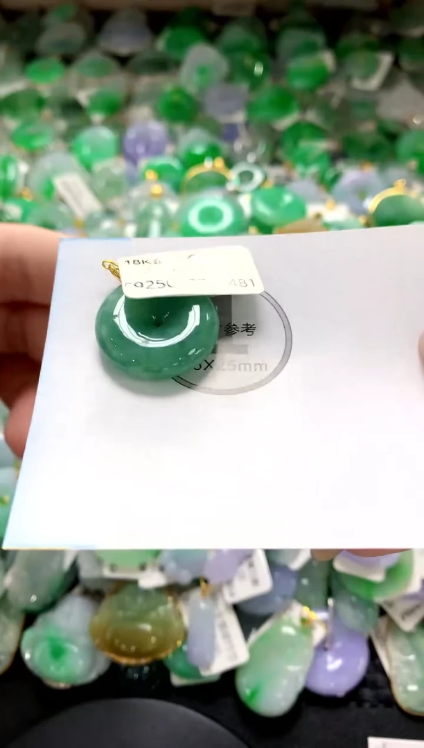 翡翠18K金镶嵌颈饰1111111111111111