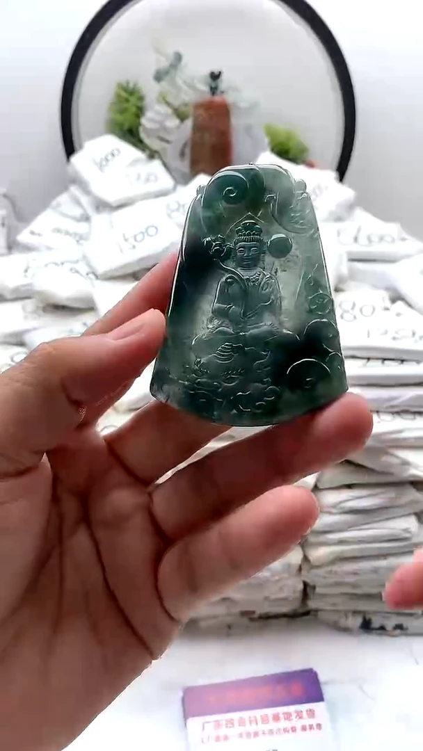 翡翠未镶嵌颈饰文殊