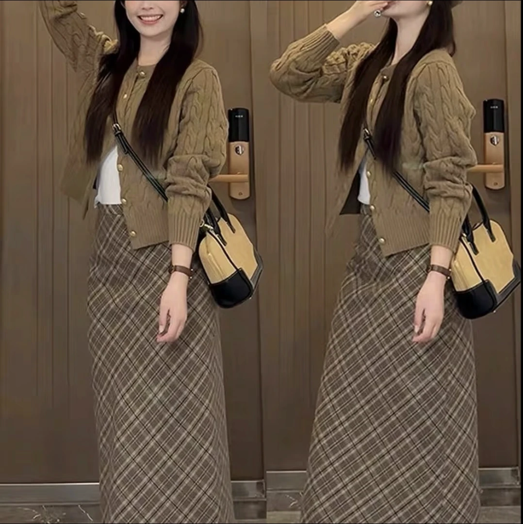秋季美拉德穿搭一整套减龄温韩系软糯针织开衫搭配格子半身裙套装