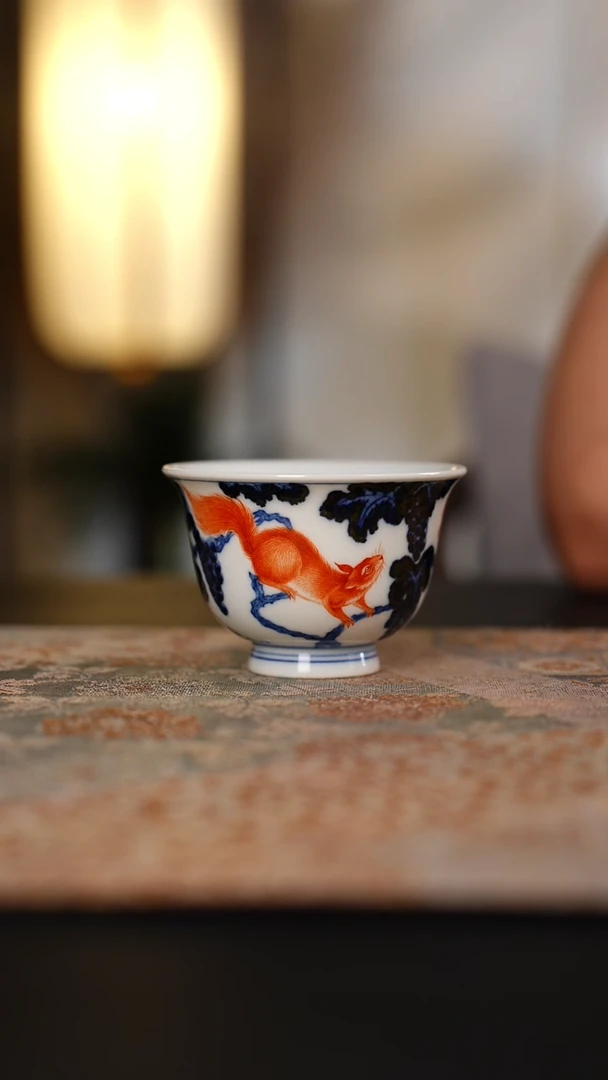 朴真堂青花矾红松鼠撇口杯