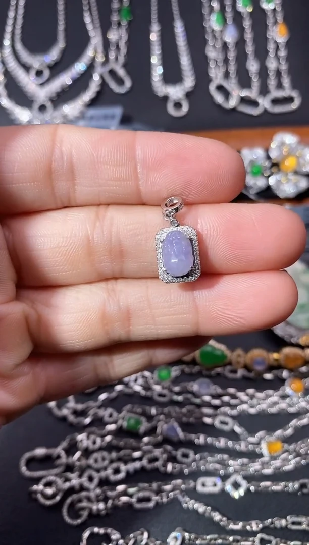 颈饰18K金镶嵌翡翠吊坠