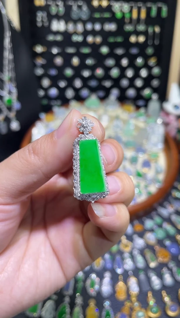 颈饰18K金镶嵌翡翠豪镶盖中盖满绿无事牌吊坠