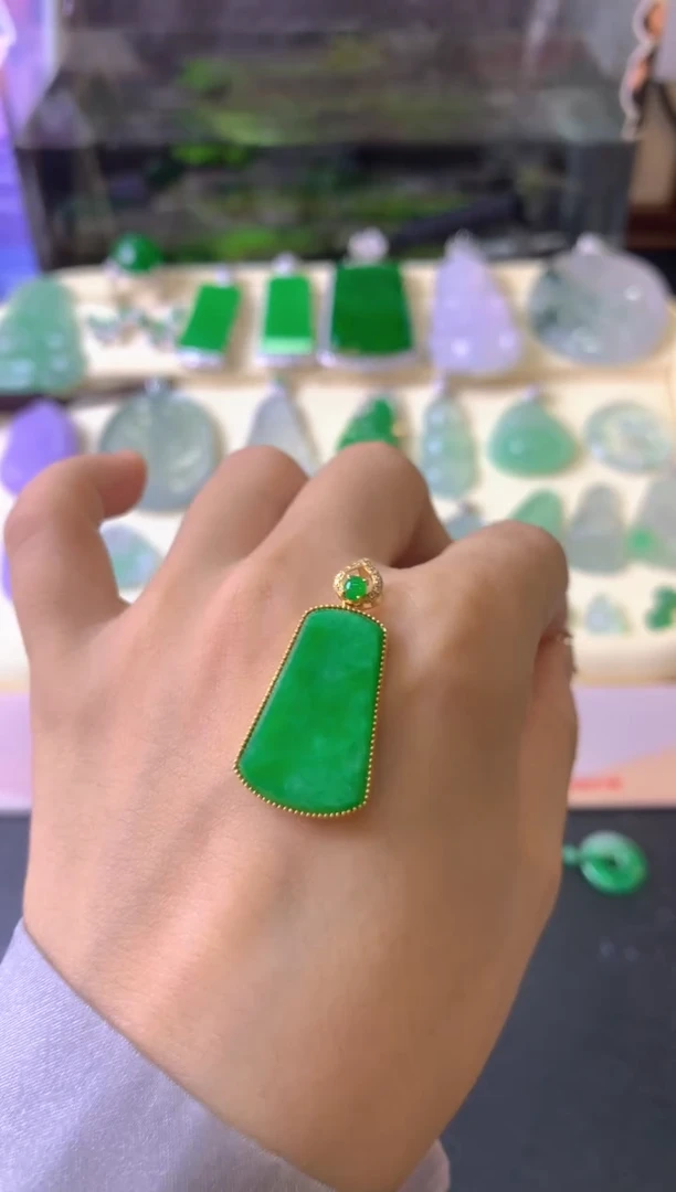 翡翠18K金镶嵌吊坠(不含链)英*吊坠