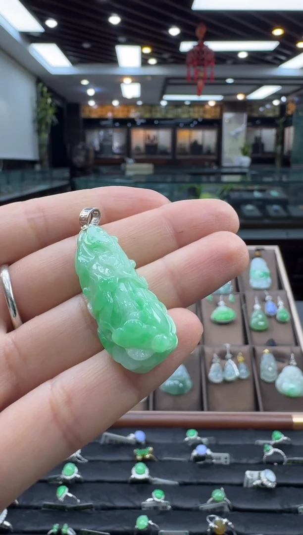 颈饰18K金镶嵌翡翠白菜