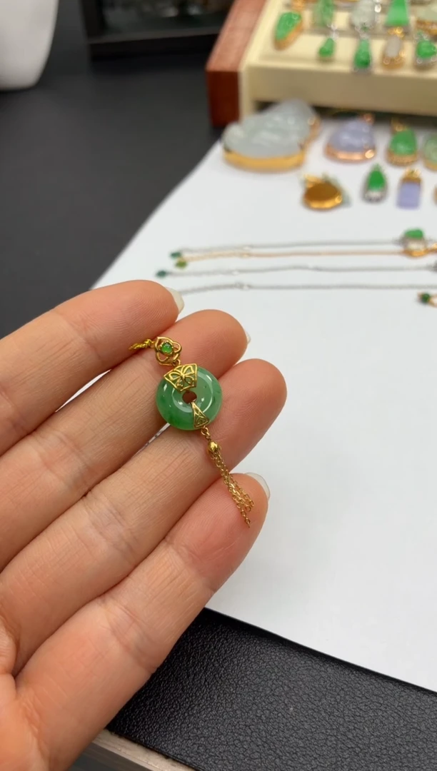 颈饰18K金镶嵌翡翠天然翡翠A货