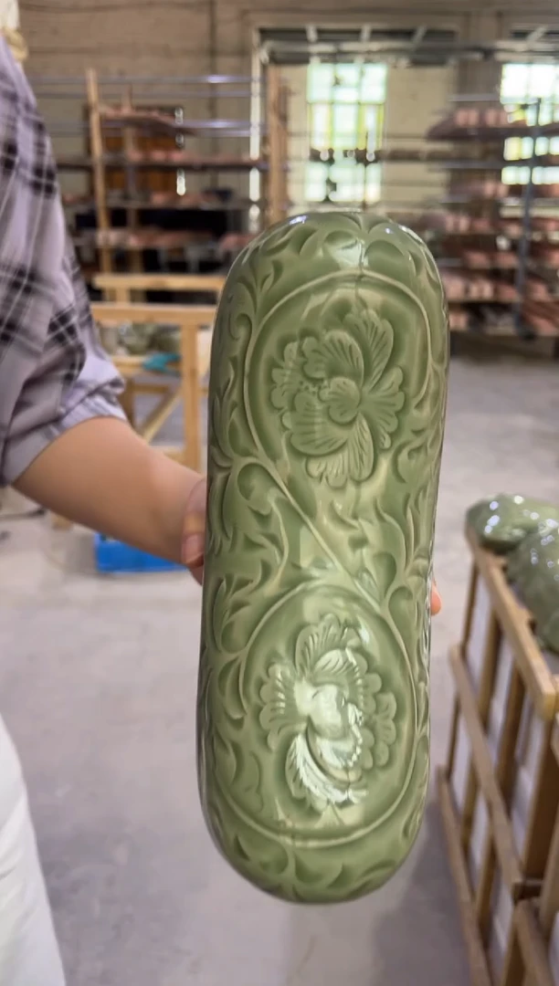 耀州窑青瓷牡丹纹枕头