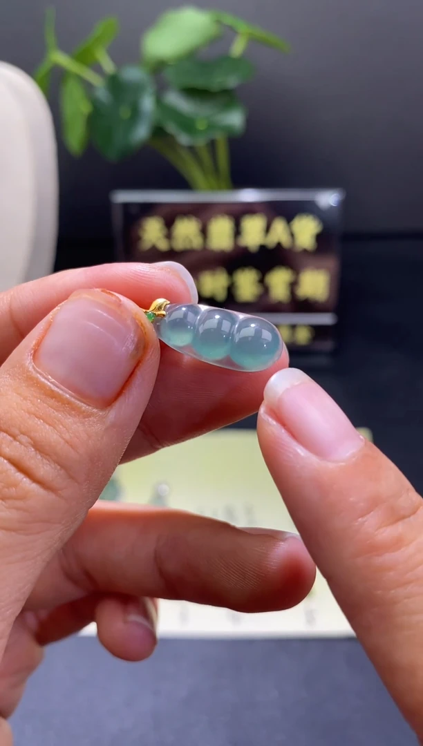 翡翠18K金镶嵌颈饰翡翠吊坠