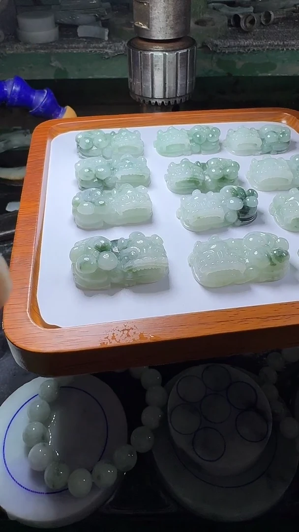 翡翠未镶嵌颈饰飘花大貔貅多样性发一件