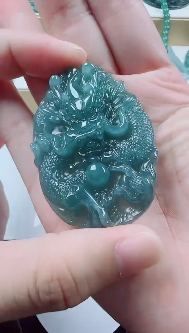 翡翠未镶嵌颈饰龙