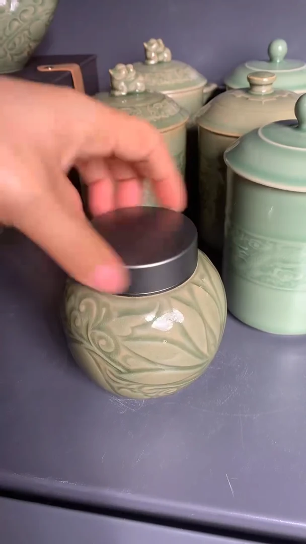 耀州窑微瑕缠枝莲纹茶叶罐一只