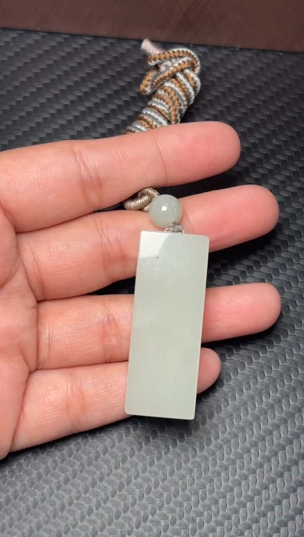 吊坠(赠链)未镶嵌和田玉黑山微色差吊坠j