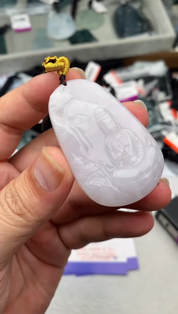 翡翠未镶嵌颈饰多样性发其一