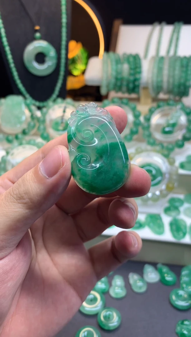 吊坠(不含链)未镶嵌石英质玉（非洲翠）如意