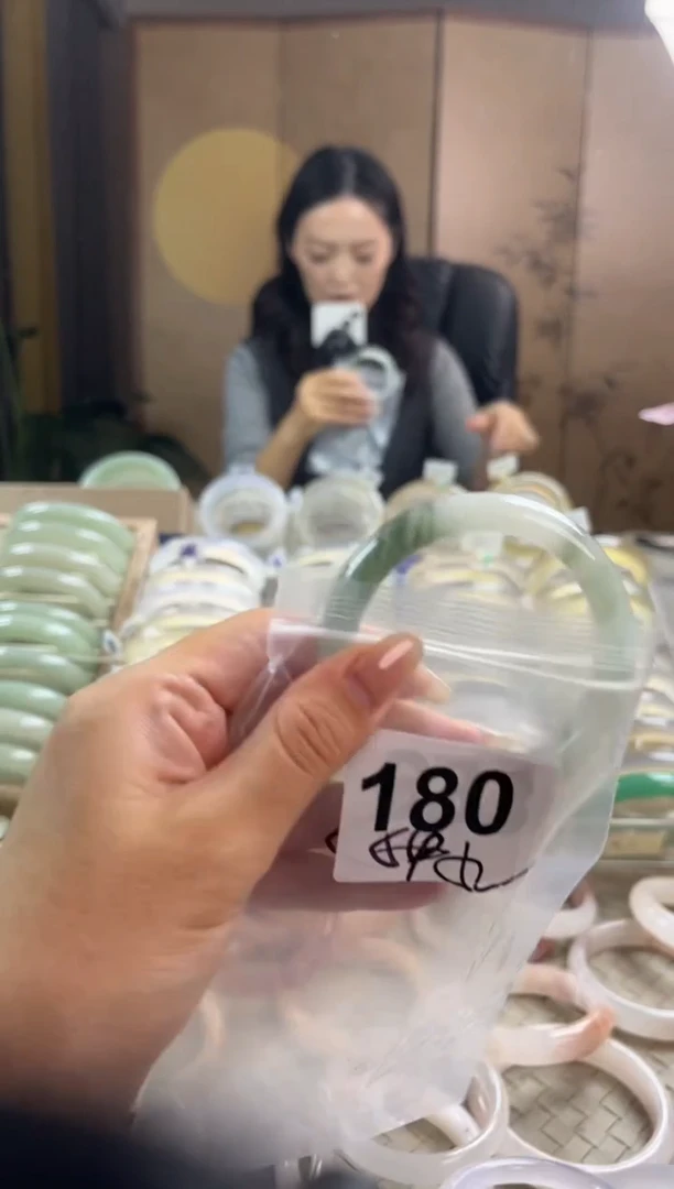 手镯玛瑙/玉髓未镶嵌是*蛋天山翠默认微抠180