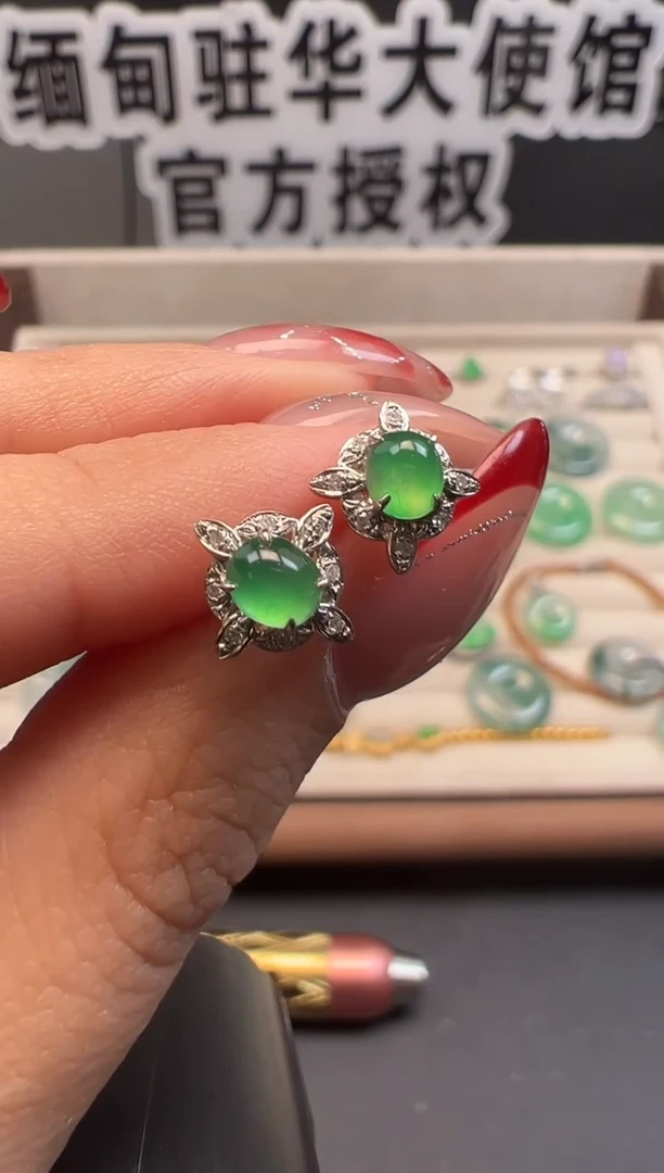 18K金镶嵌翡翠耳饰 缅甸珠宝严选