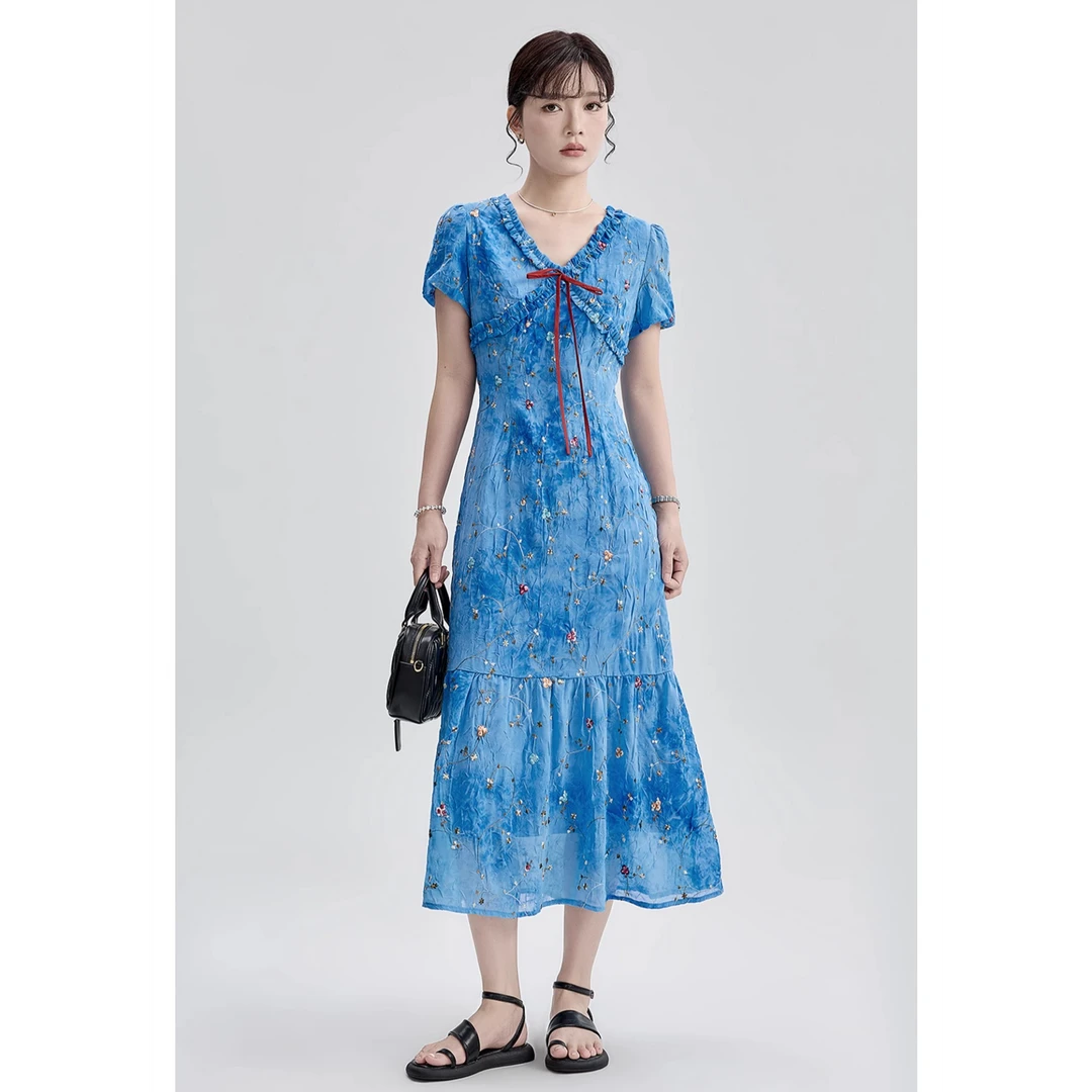 GUIER/桂儿蓝色碎花刺绣V领连衣裙女收腰显瘦垂感气质中长裙G6250
