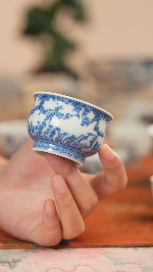 源明清忆暗刻海藻鱼纹杯
