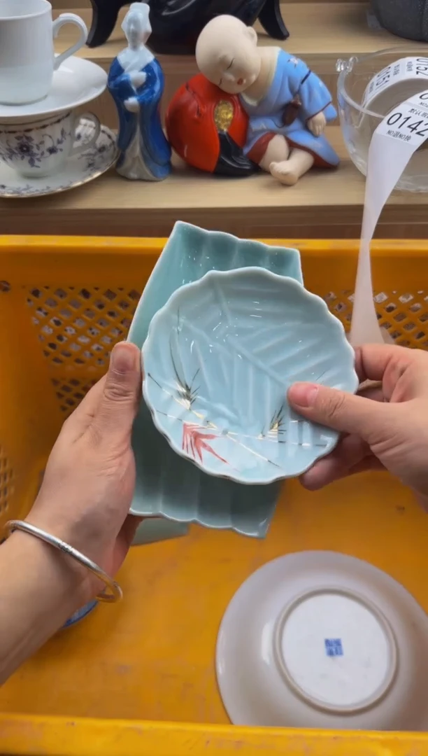 142默认微瑕，满20包邮。