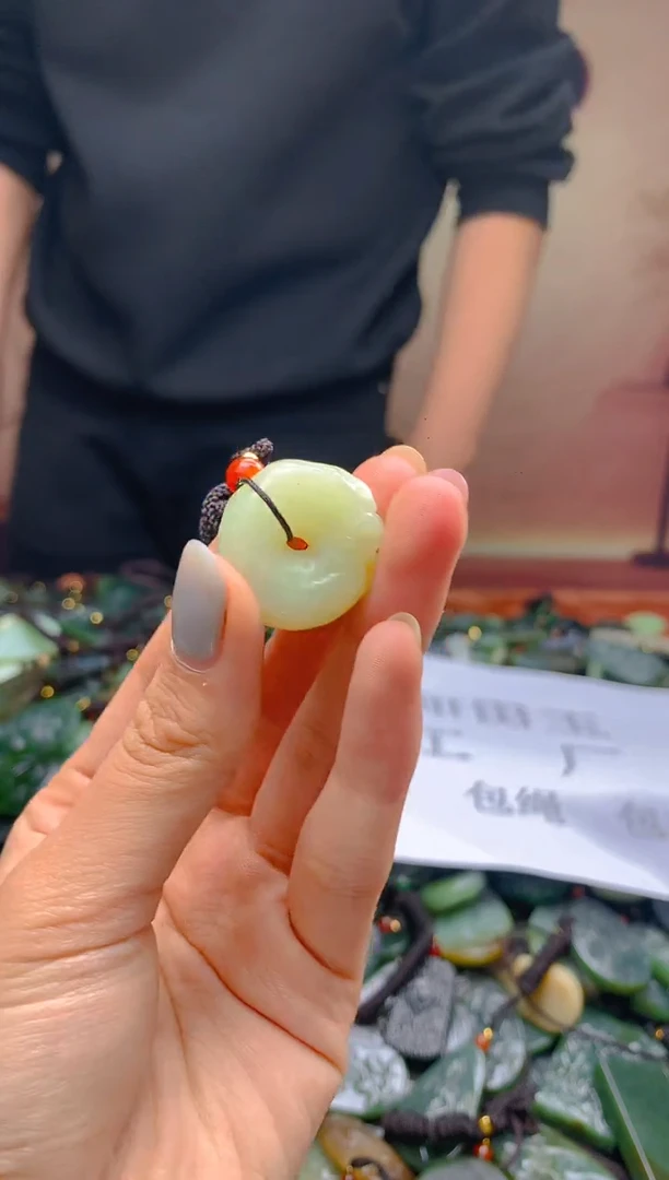 颈饰未镶嵌和田玉（糖玉）1