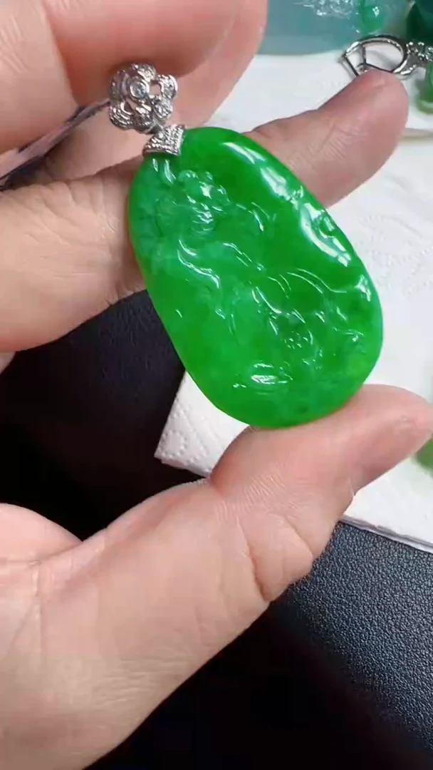 颈饰18K金镶嵌翡翠陈*瘦荷叶