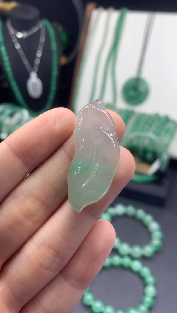 吊坠(不含链)未镶嵌石英质玉（非洲翠）随形金枝玉叶