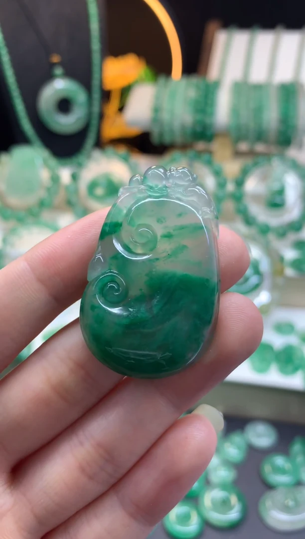 吊坠(不含链)未镶嵌石英质玉（非洲翠）如意
