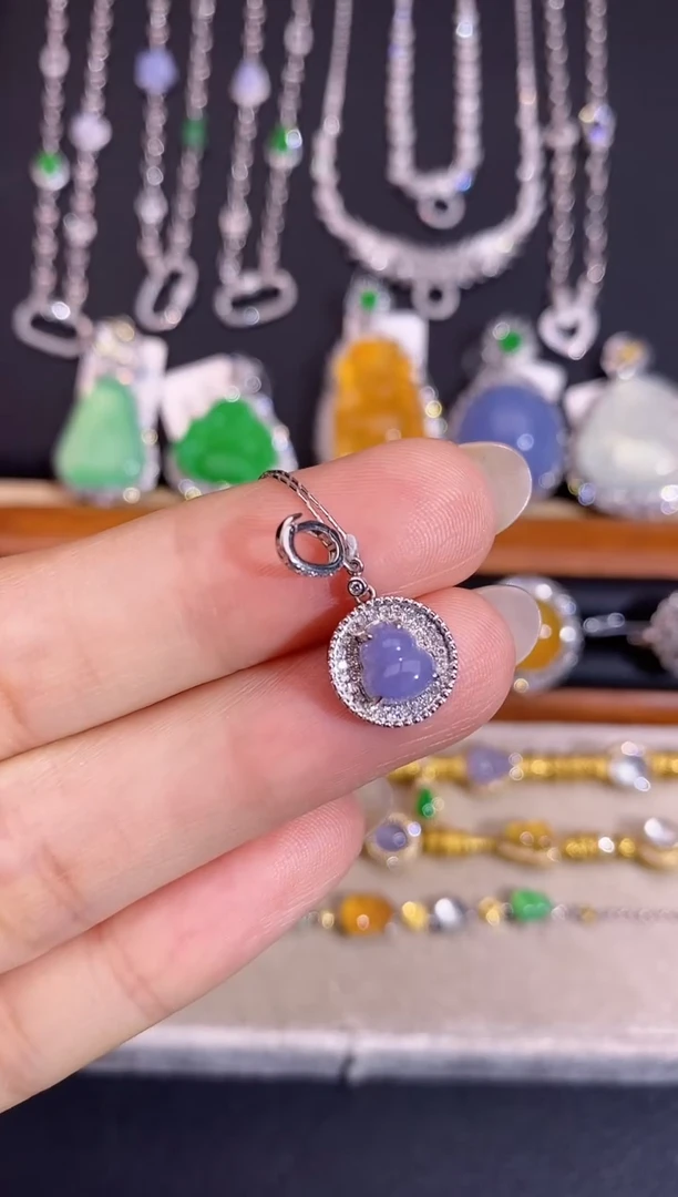 颈饰18K金镶嵌翡翠吊坠