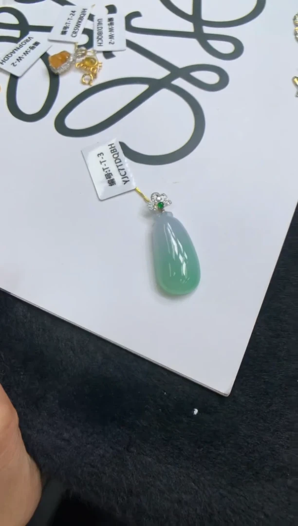 颈饰18K金镶嵌翡翠福瓜