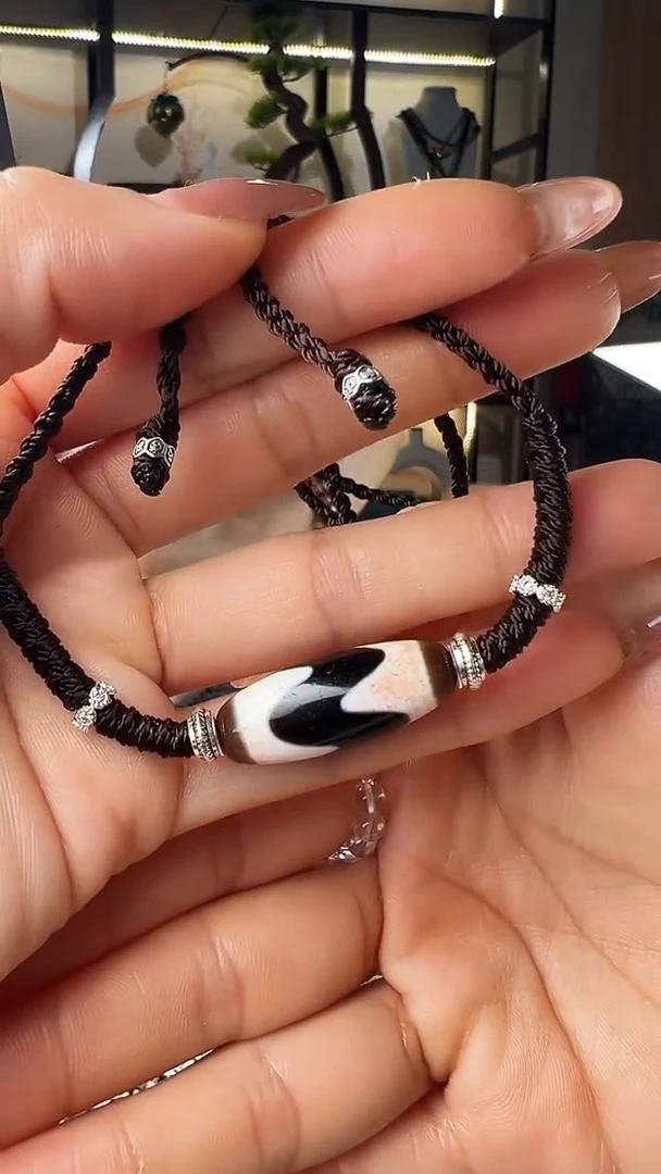 未镶嵌颈饰玛瑙/玉髓虎牙