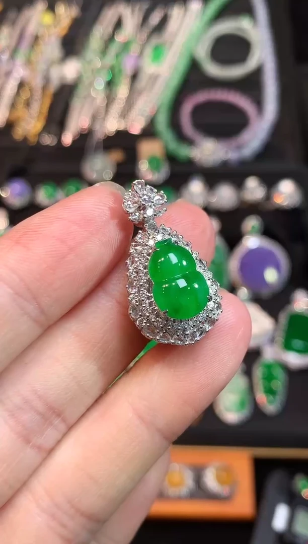 吊坠(赠链)18K金镶嵌翡翠高冰正阳满绿葫芦吊坠