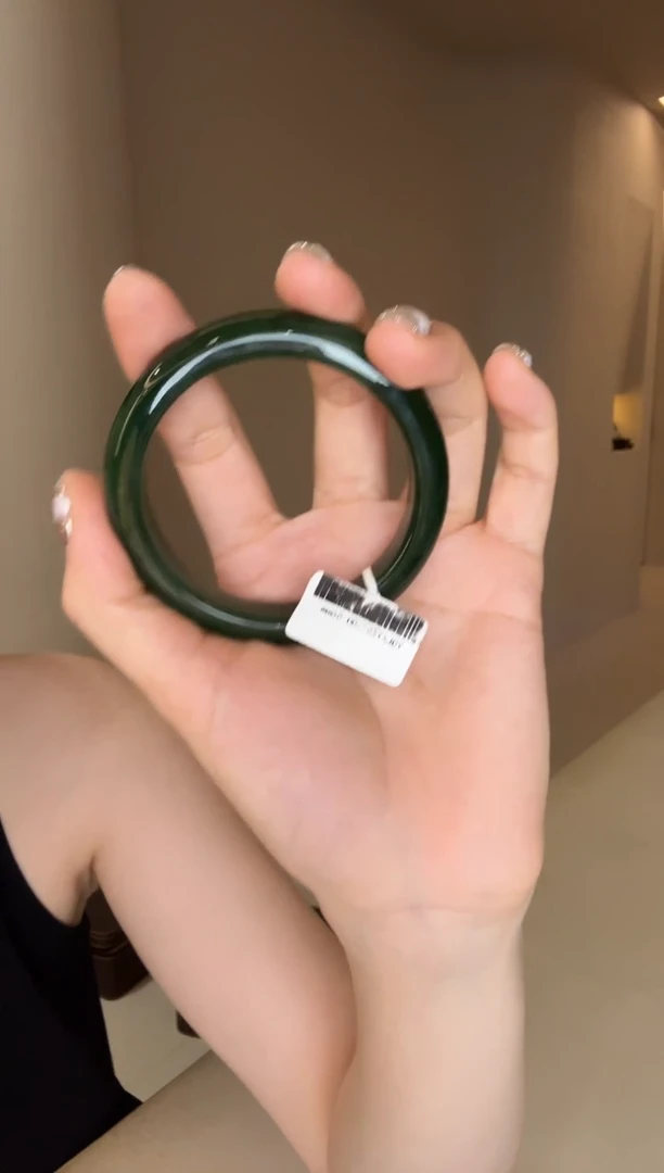 和田玉手镯未镶嵌56圈口俄7阳绿