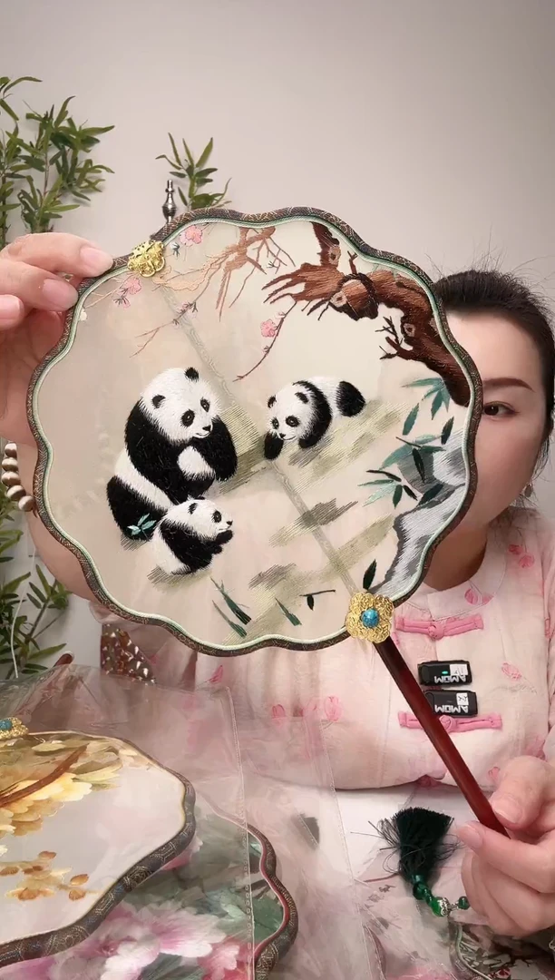 刺绣双面团扇绣花熊猫