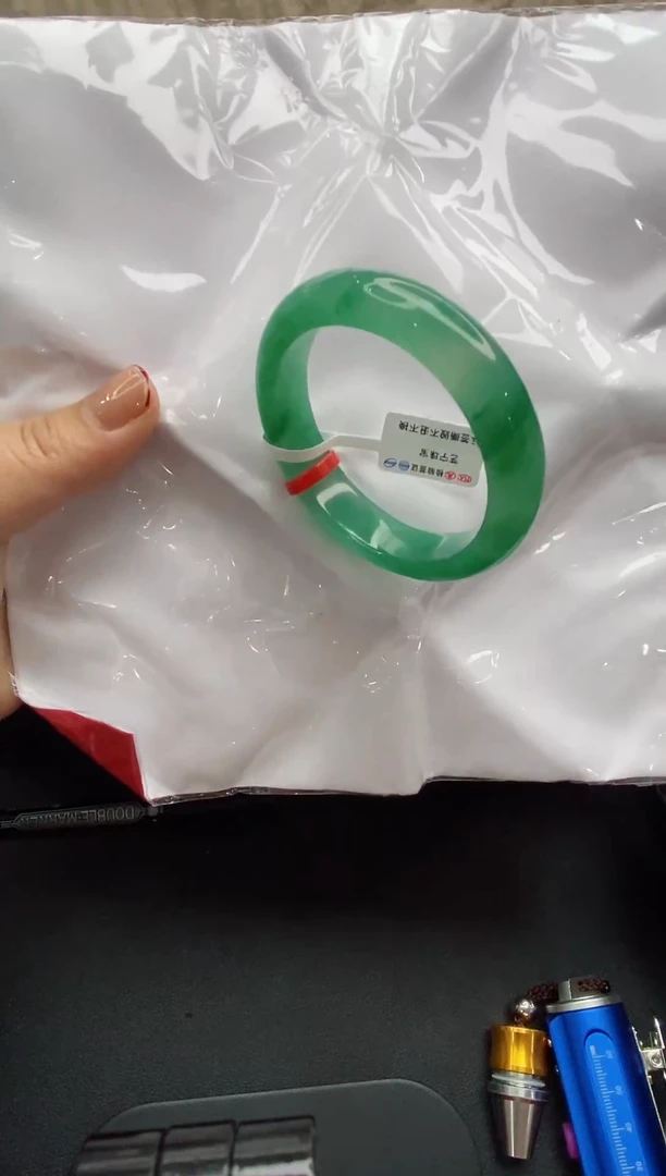 【闪购商品】石英质玉手镯未镶嵌高冰飘花非洲翠35