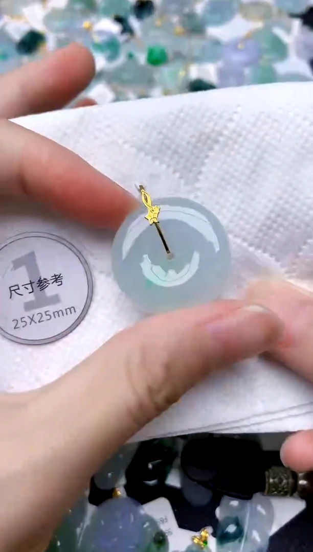 颈饰18K金镶嵌翡翠天然A货翡翠