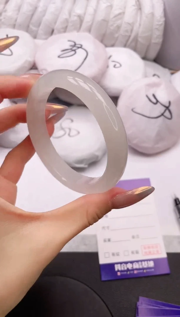 【闪购商品】石英质玉手镯未镶嵌18L68-58