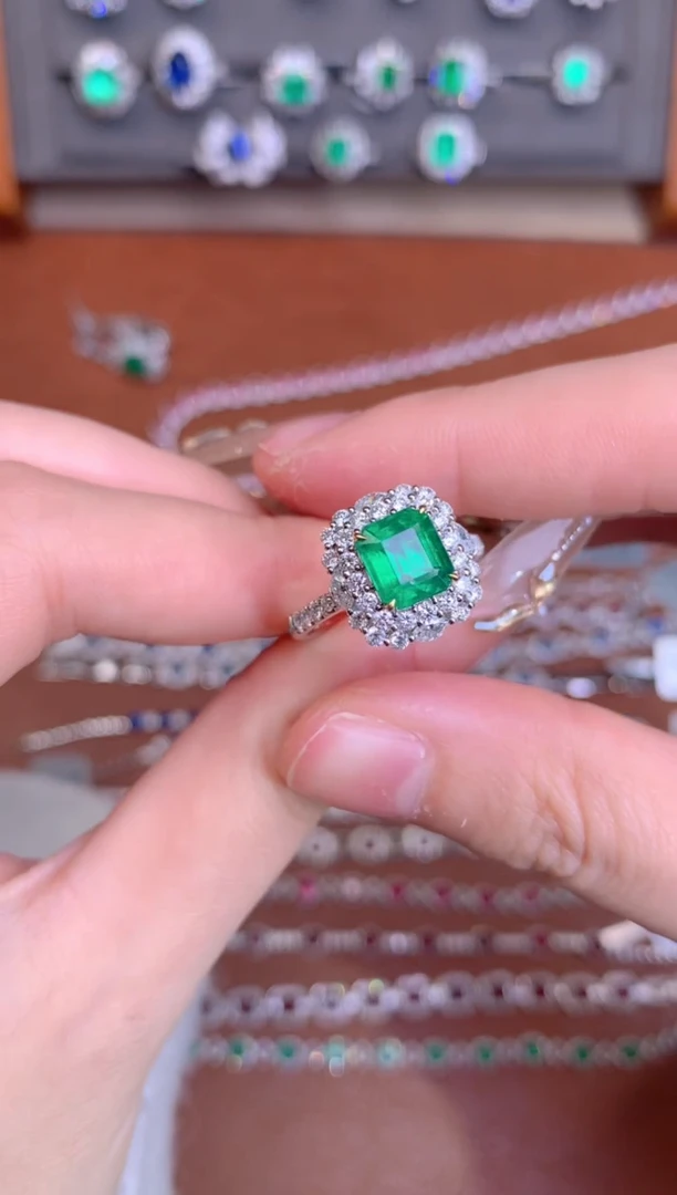 【闪购商品】祖母绿戒指18K金镶嵌1.59CT