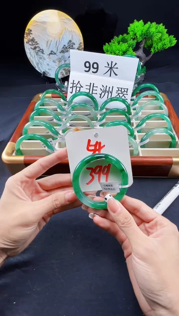 未镶嵌手镯石英质玉(非洲翠)手镯