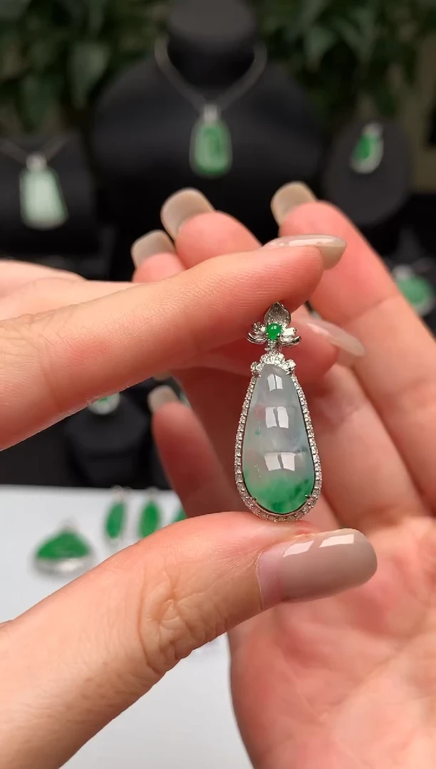 翡翠18K金镶嵌颈饰福豆