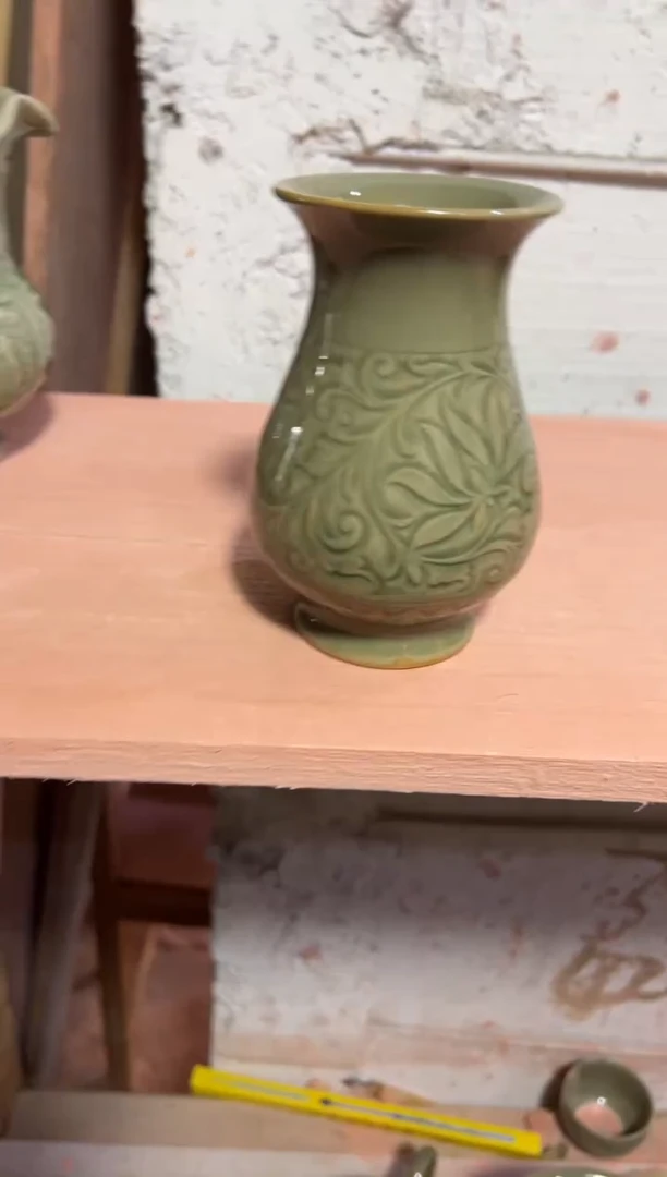 微瑕耀州窑莲纹小花瓶