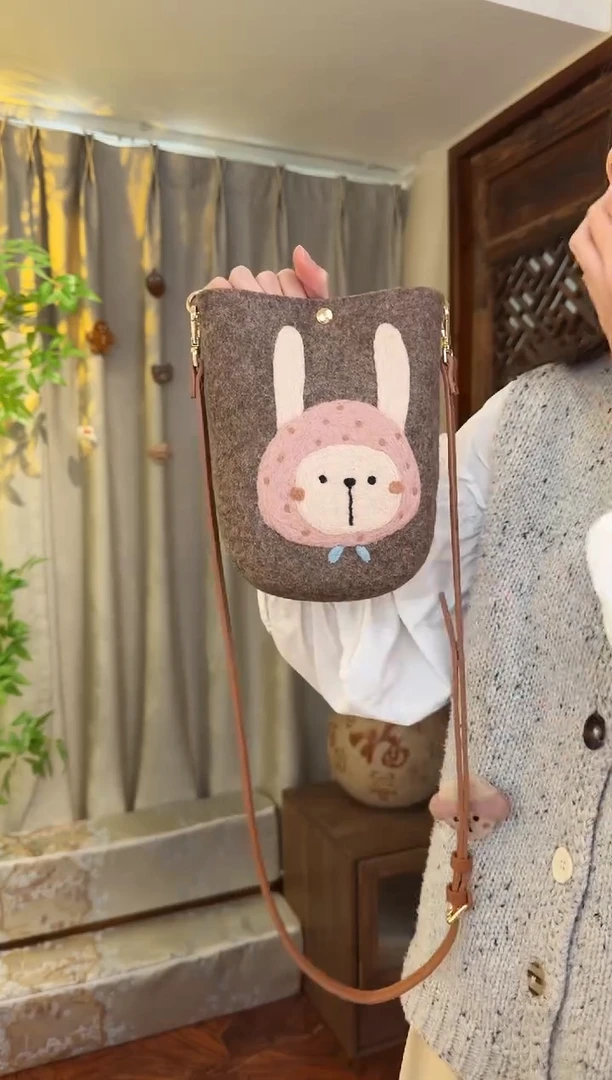 羊毛非遗羊毛毡包 手机包兔子