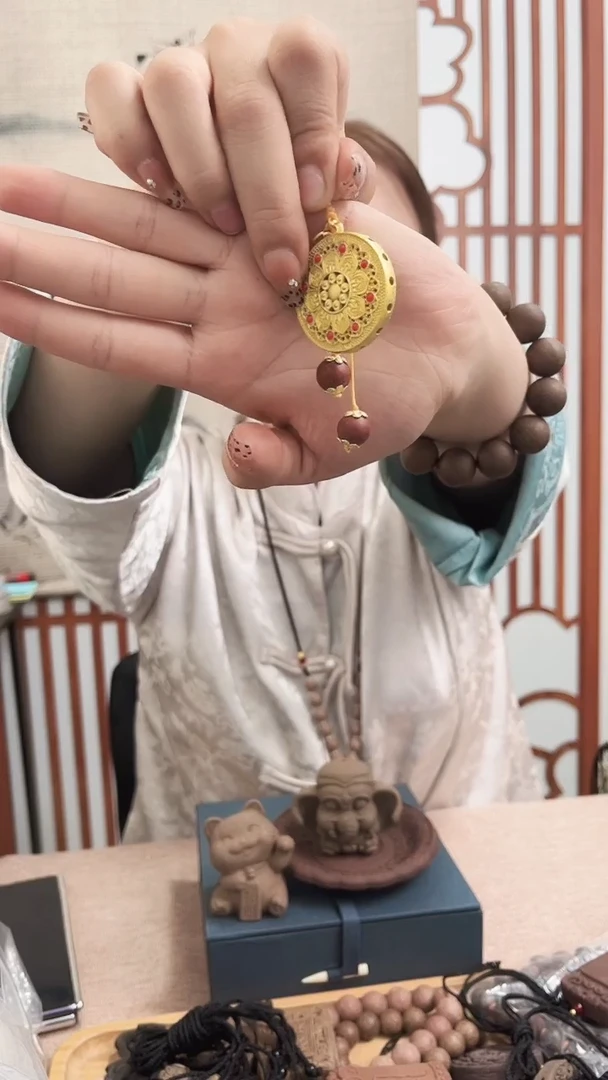 泥塑八宝罗盘红麝珠配饰