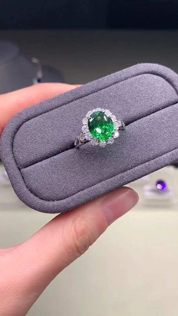 银S925镶嵌戒指石榴石（沙弗莱）······