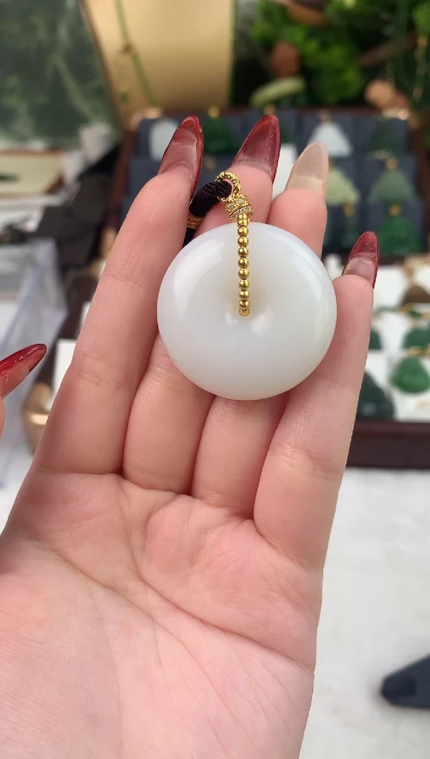 颈饰未镶嵌和田玉吊坠