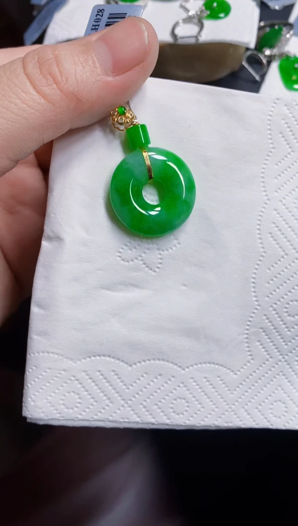 颈饰18K金镶嵌翡翠甜甜圈