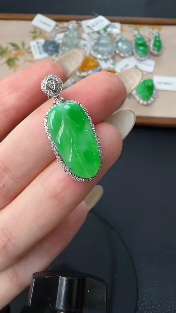 【闪购商品】翡翠吊坠(不含链)18K金镶嵌23