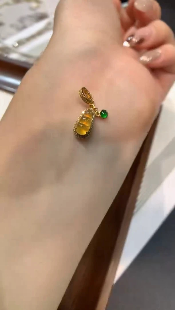 颈饰18K金镶嵌翡翠福豆