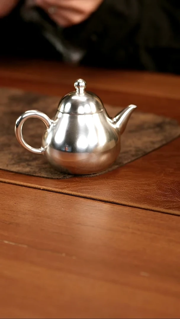 银彩梨形小壶