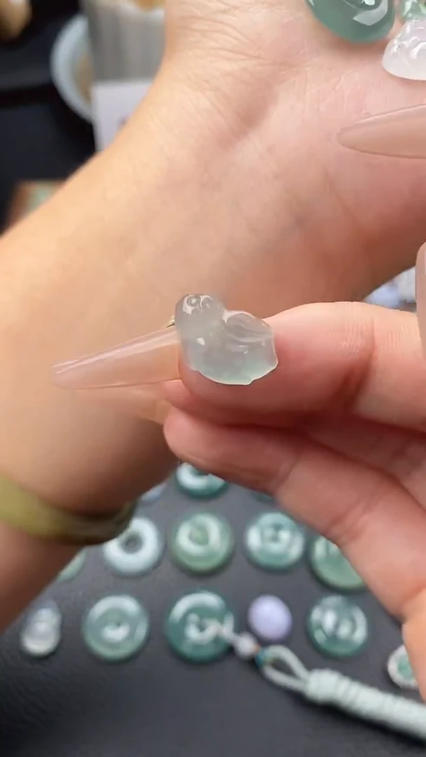 颈饰未镶嵌翡翠自由的兔子