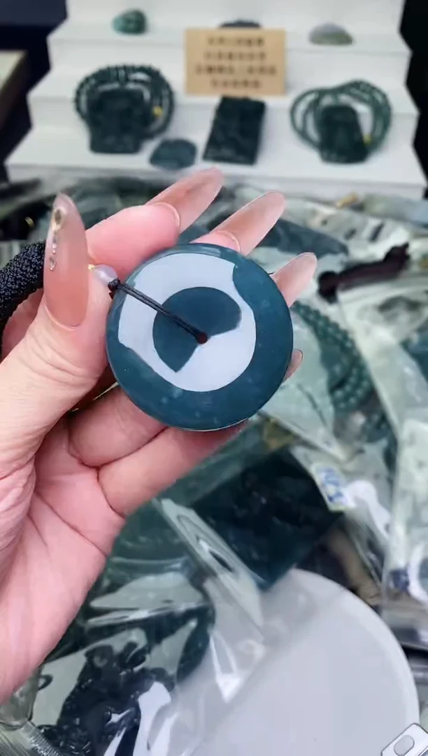 颈饰未镶嵌翡翠