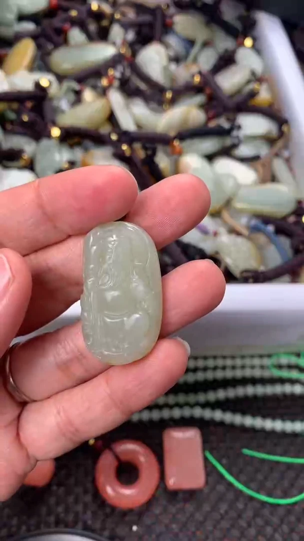 【闪购商品】和田玉颈饰未镶嵌多样性发货没有证书.拍一发一，有瑕